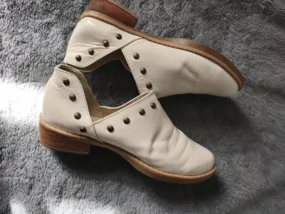 Zapatos de cuero blanco con tachas - miniatura 4
