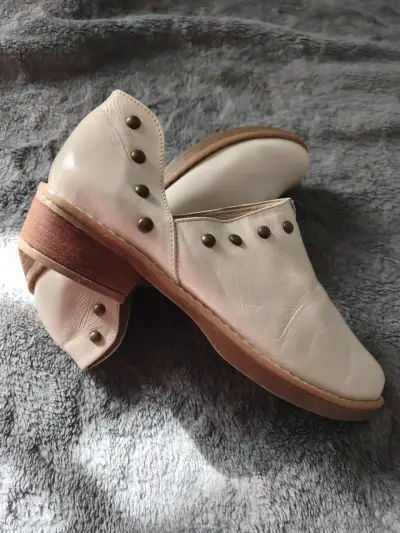 Zapatos de cuero blanco con tachas - miniatura 6