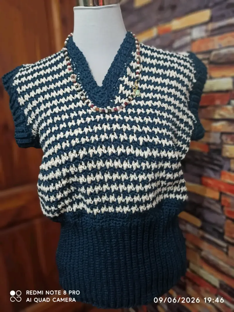 Suéter tejidos a crochet con mangas y uno sin mang - 2
