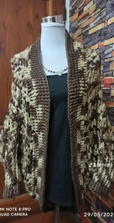 Suéter tejidos a crochet con mangas y uno sin mang - miniatura 3