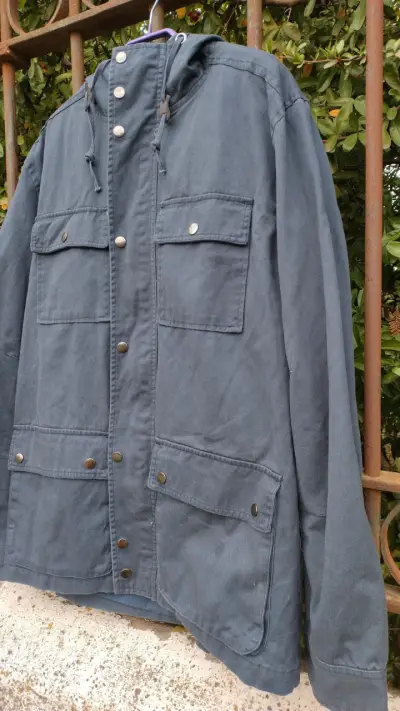 Chaqueta azul con capucha y bolsillos - miniatura 1