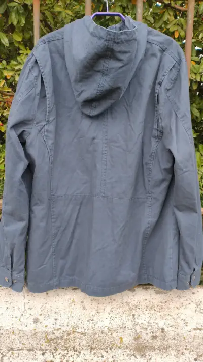Chaqueta azul con capucha y bolsillos - miniatura 2