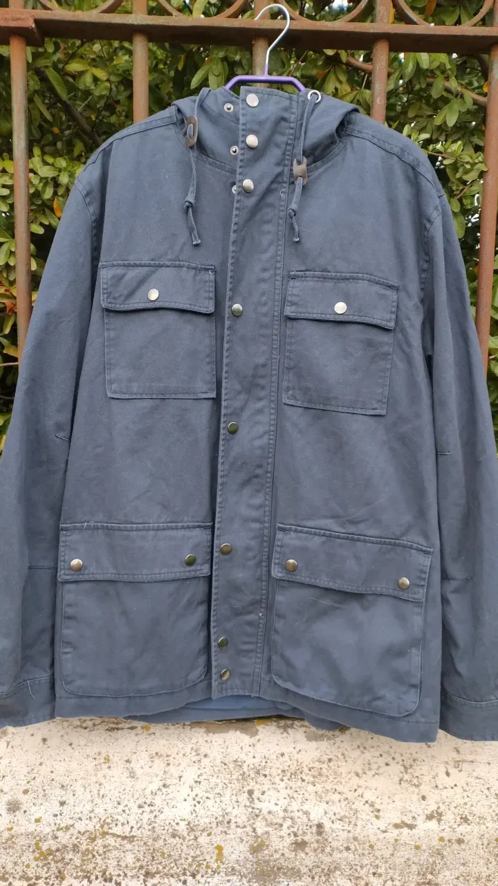 Chaqueta azul con capucha y bolsillos - 3