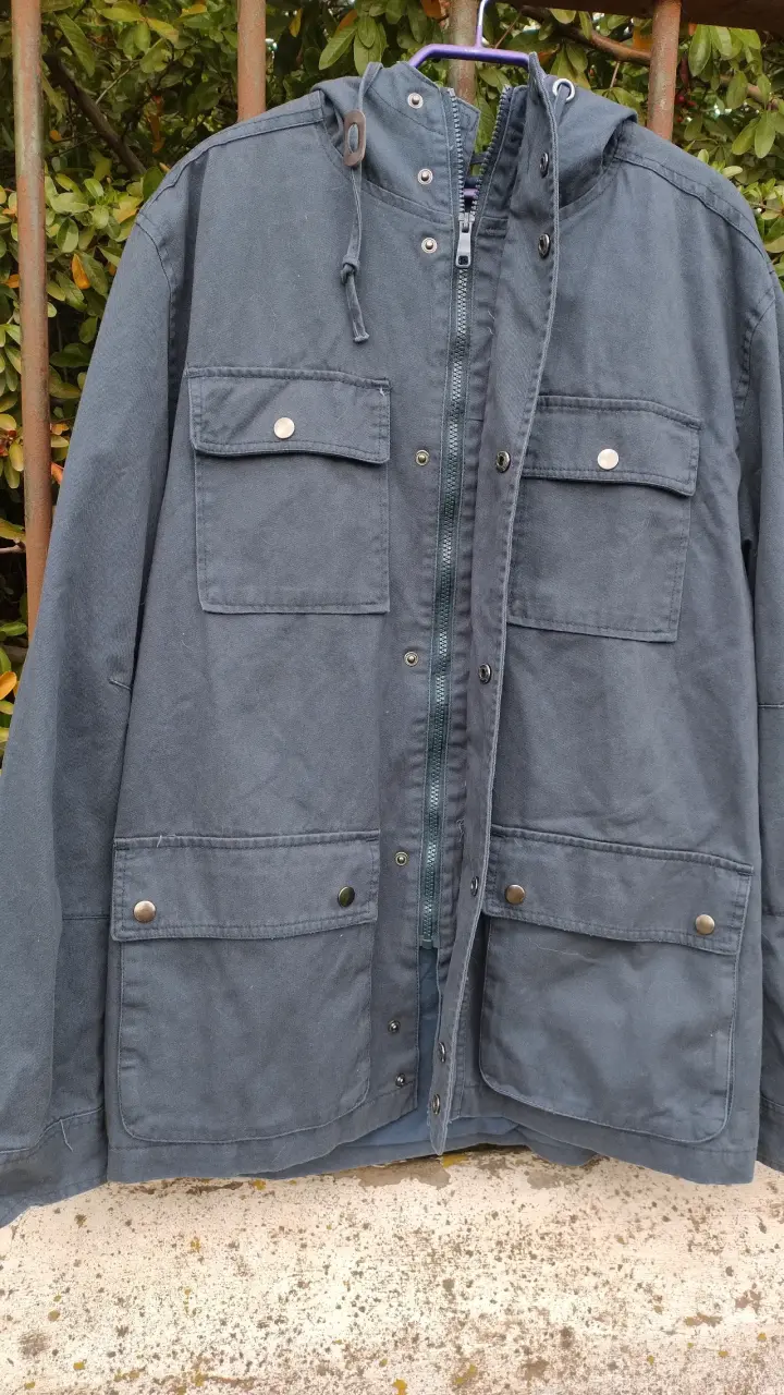 Chaqueta azul con capucha y bolsillos - 4