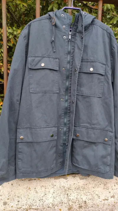 Chaqueta azul con capucha y bolsillos - miniatura 4