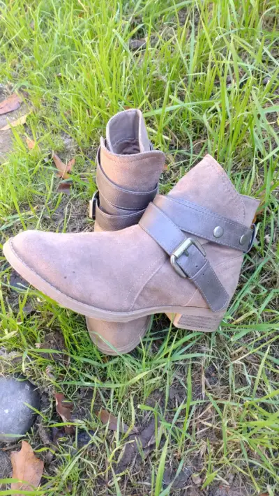 Botines de gamuza marrón con hebillas - miniatura 1