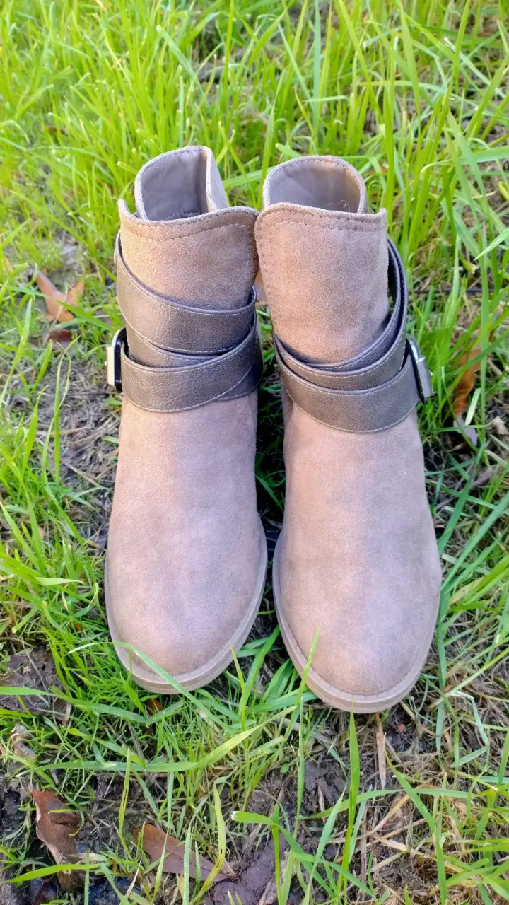 Botines de gamuza marrón con hebillas - 2