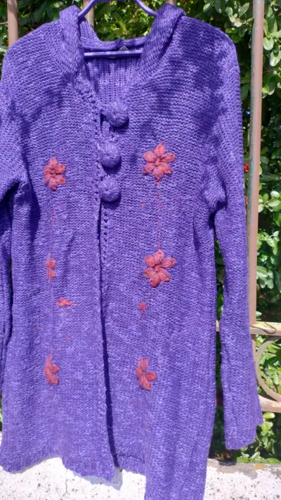 Chaleco morado con flores bordadas - miniatura 1