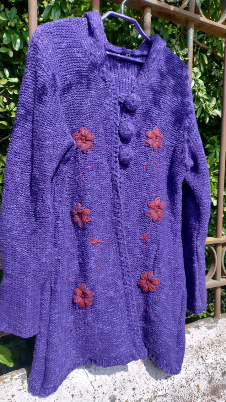 Chaleco morado con flores bordadas - 2