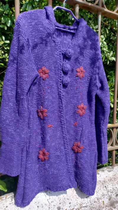 Chaleco morado con flores bordadas - miniatura 2