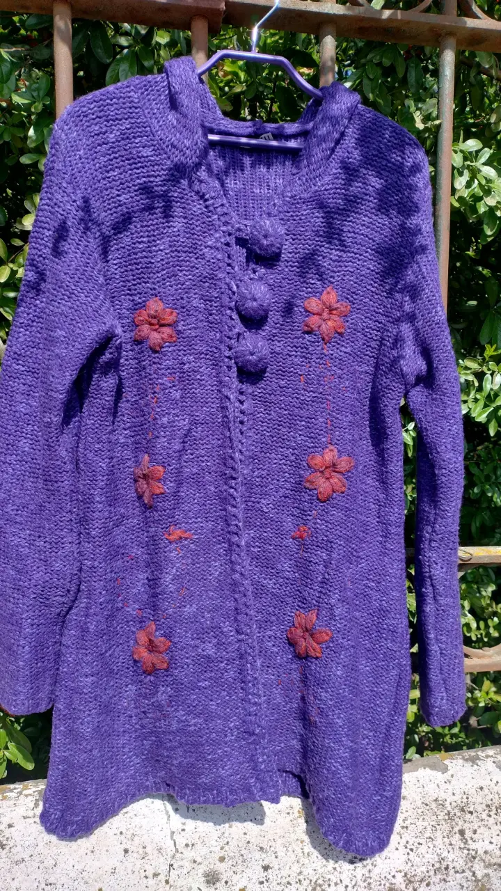 Chaleco morado con flores bordadas - 3