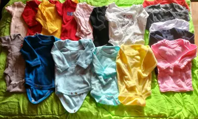 Lote de bodies para bebé en varios colores - miniatura 1
