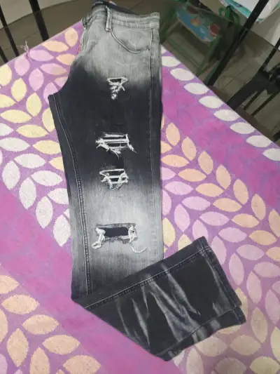Jeans desgastados estilo moderno para hombre - miniatura 2