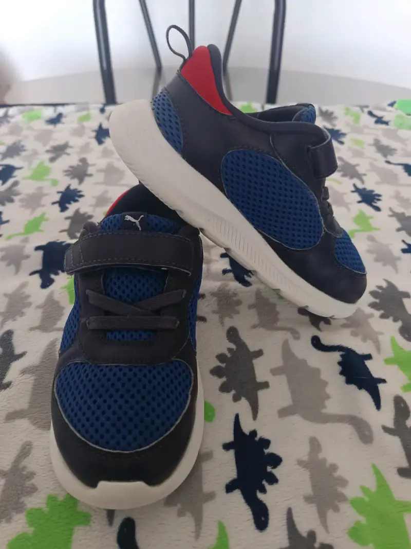 Zapatillas deportivas infantiles Puma azul y rojo - 2