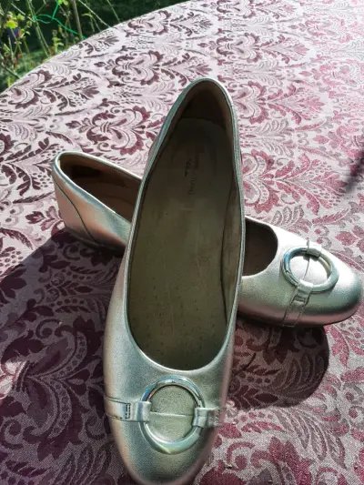 Zapatos planos dorados con hebilla valerinas - miniatura 1