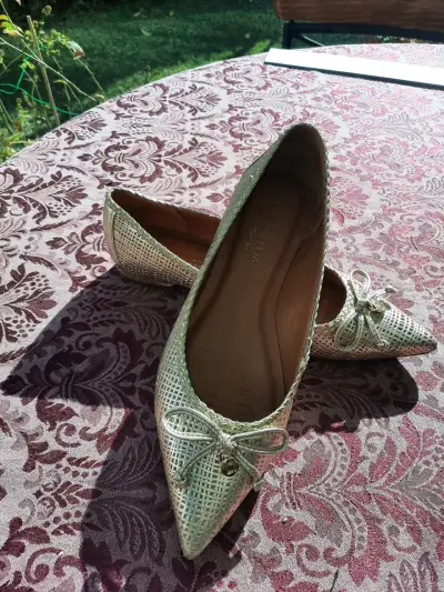 Zapatos planos dorados con hebilla valerinas - miniatura 2