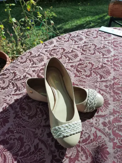 Zapatos planos dorados con hebilla valerinas - miniatura 5