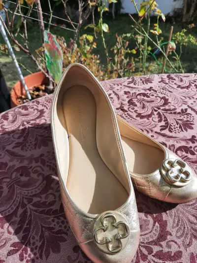 Zapatos planos dorados con hebilla valerinas - miniatura 6