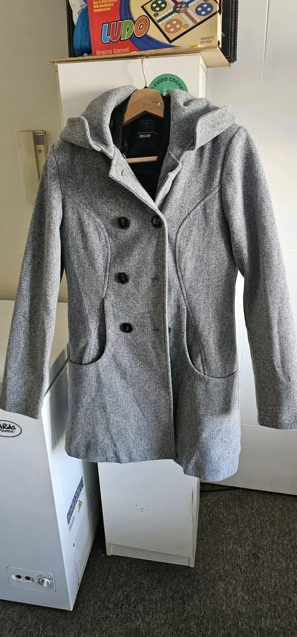 Abrigo gris con capucha para mujer - 1