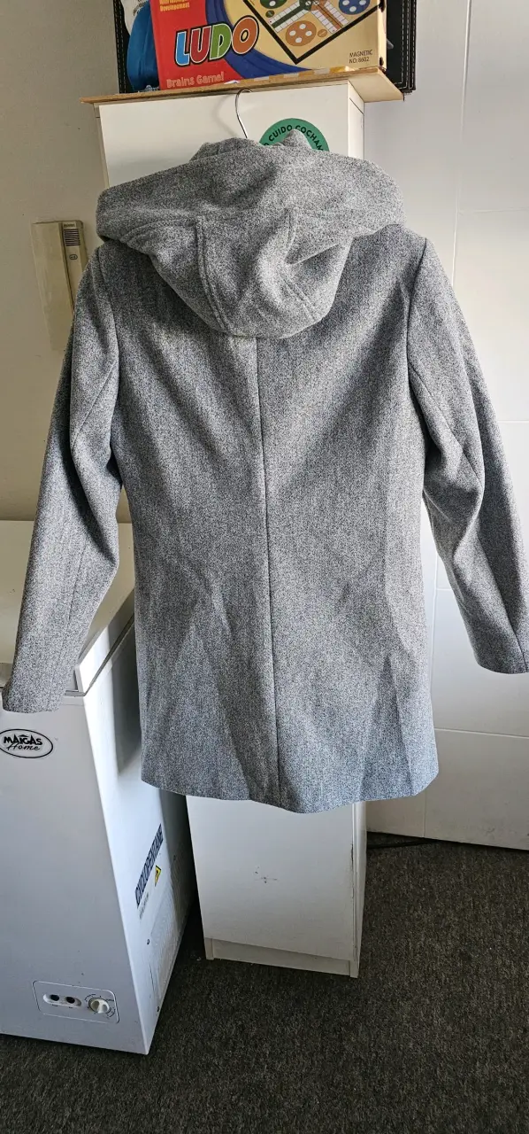 Abrigo gris con capucha para mujer - 2