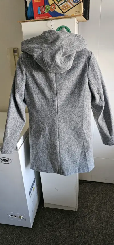 Abrigo gris con capucha para mujer - miniatura 2