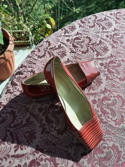 Zapatos de charol rojo con diseño elegante - miniatura 1