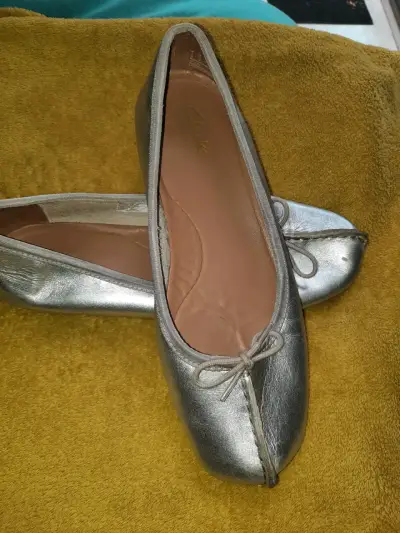 Zapatos de charol rojo con diseño elegante - miniatura 2