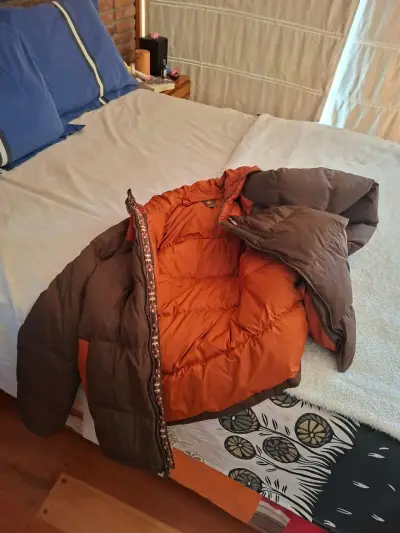 Chaqueta acolchada marrón con capucha - miniatura 2