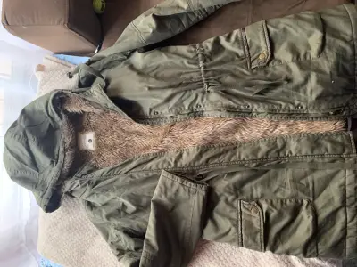 Chaqueta verde con capucha y forro de piel sintéti - miniatura 1