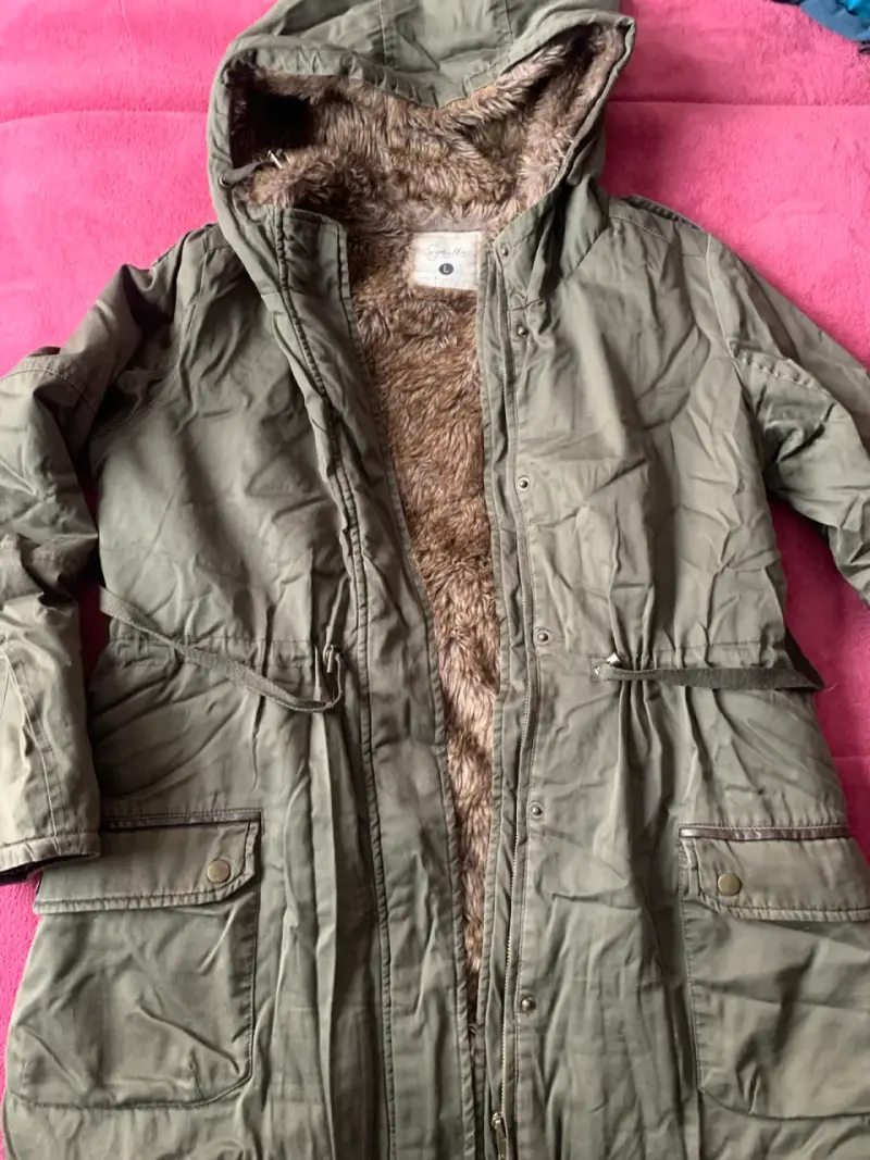 Chaqueta verde con capucha y forro de piel sintéti - 2
