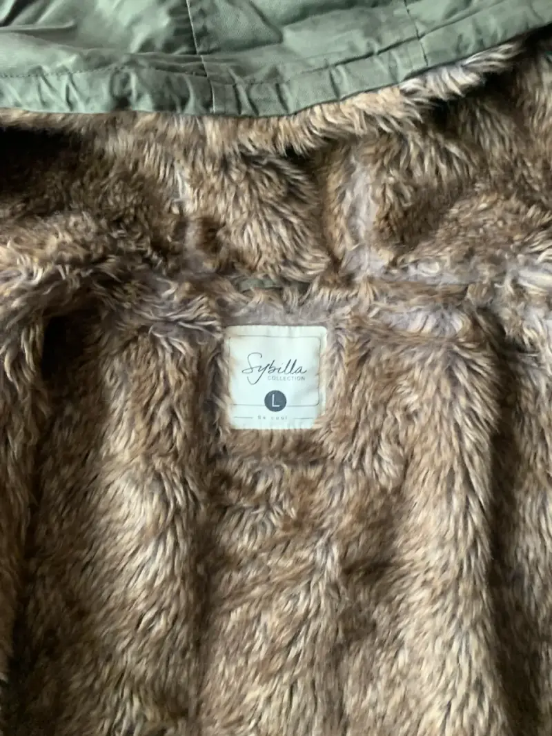 Chaqueta verde con capucha y forro de piel sintéti - 3