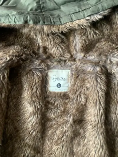 Chaqueta verde con capucha y forro de piel sintéti - miniatura 3
