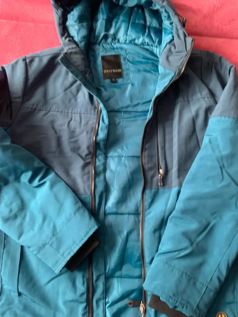 Chaqueta impermeable azul con capucha - 1