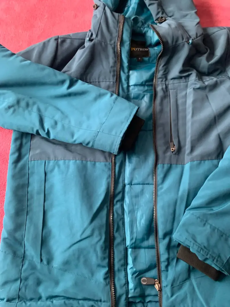 Chaqueta impermeable azul con capucha - 3