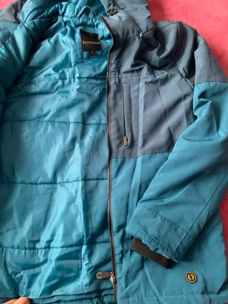Chaqueta impermeable azul con capucha - 4