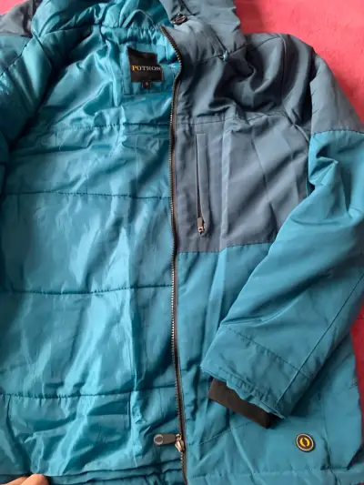 Chaqueta impermeable azul con capucha - miniatura 4