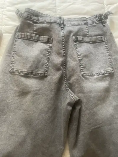 Jeans gris con bolsillos traseros - miniatura 1