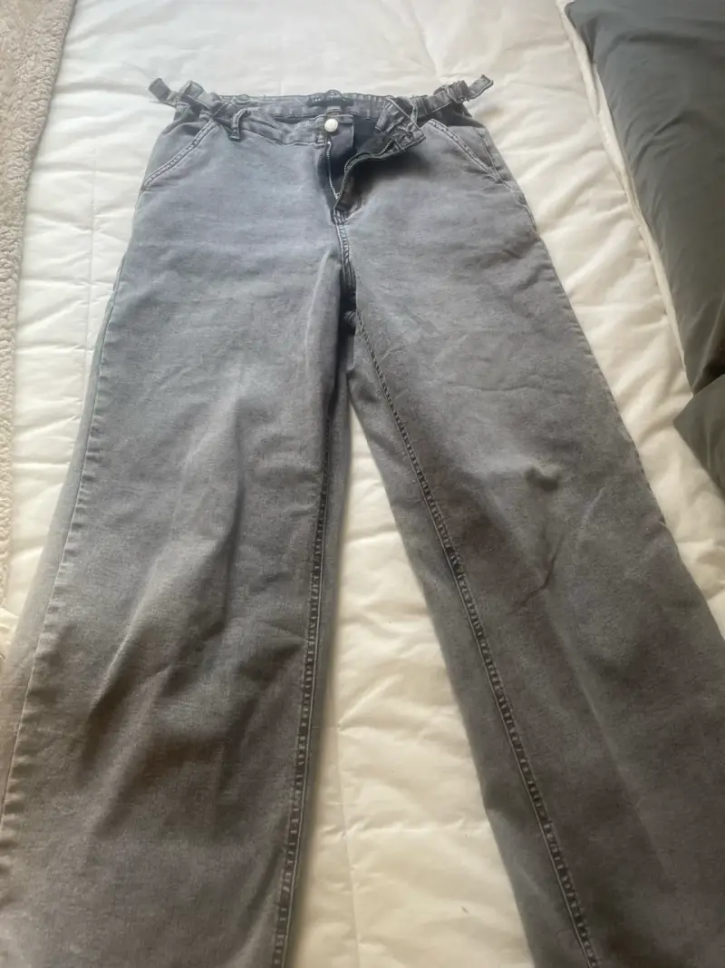 Jeans gris con bolsillos traseros - 2