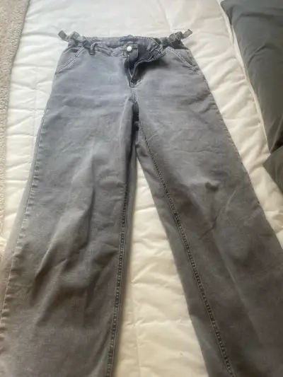Jeans gris con bolsillos traseros - miniatura 2