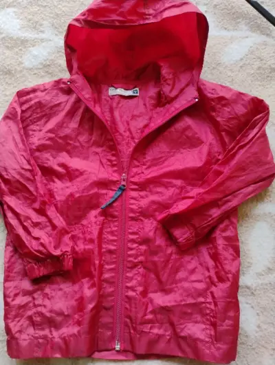 Chaqueta cortaviento roja y verde niño. - miniatura 2