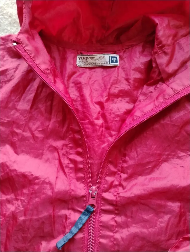 Chaqueta cortaviento roja y verde niño. - 3