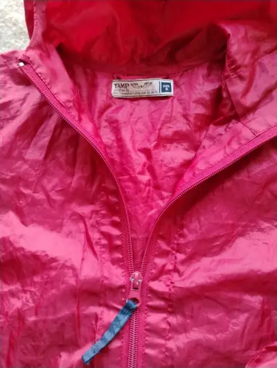 Chaqueta cortaviento roja y verde niño. - miniatura 3