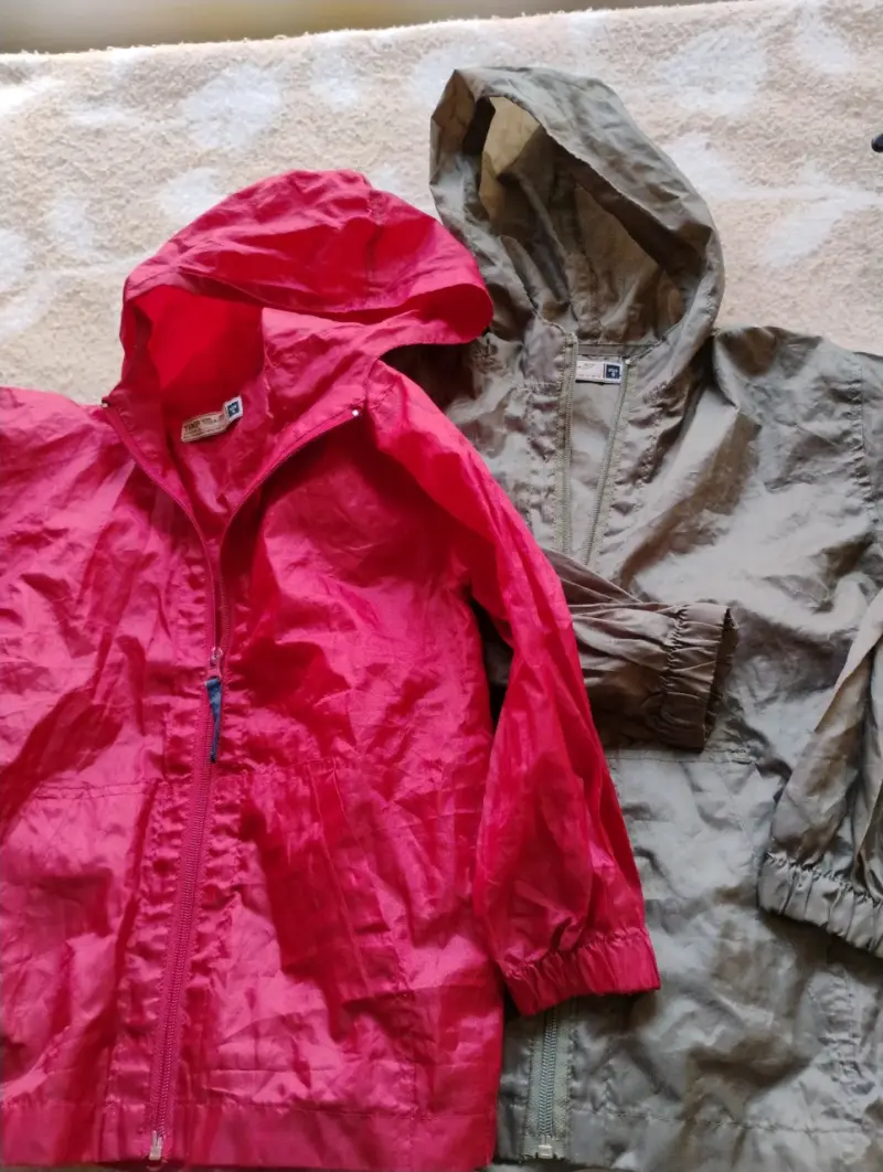Chaqueta cortaviento roja y verde niño. - 6