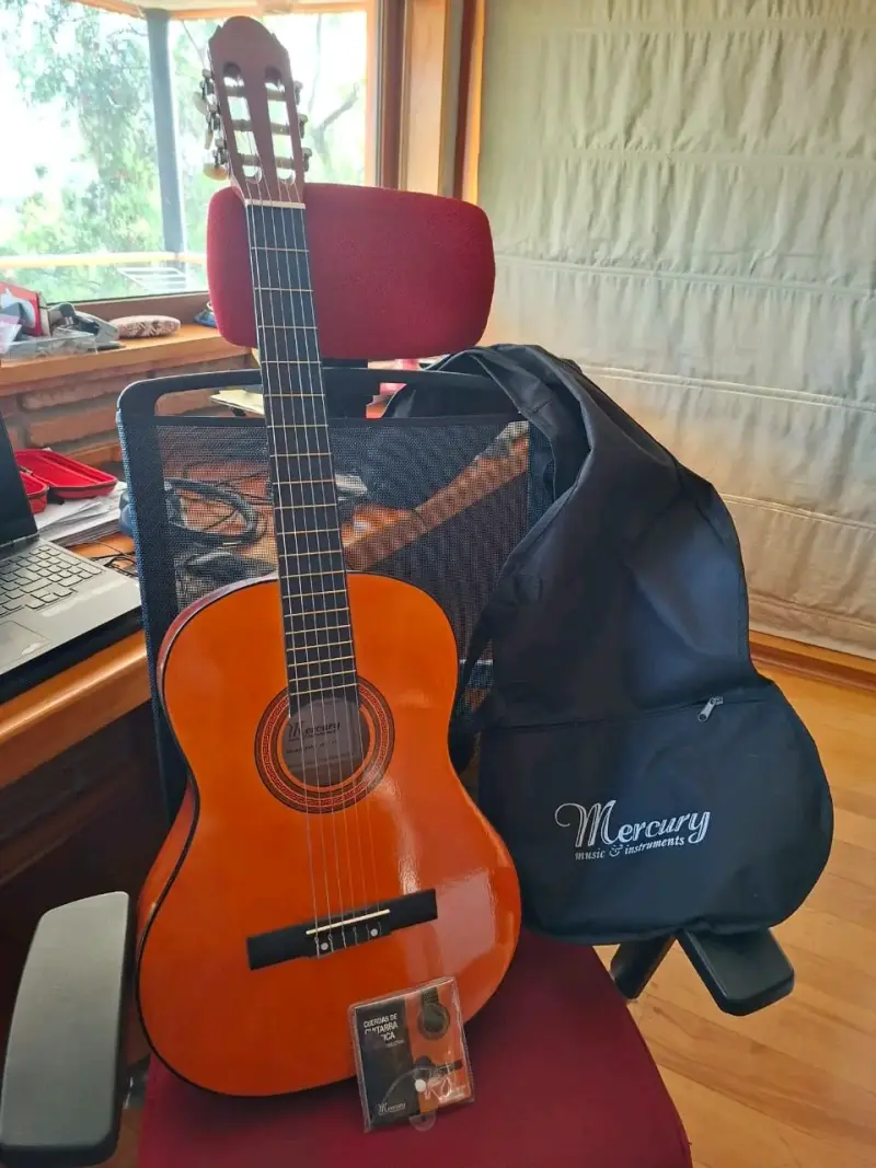 Guitarra clásica Mercury con funda