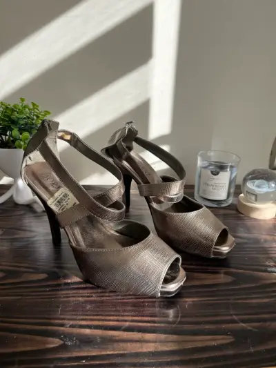 Tacones altos bronce con diseño elegante - miniatura 1