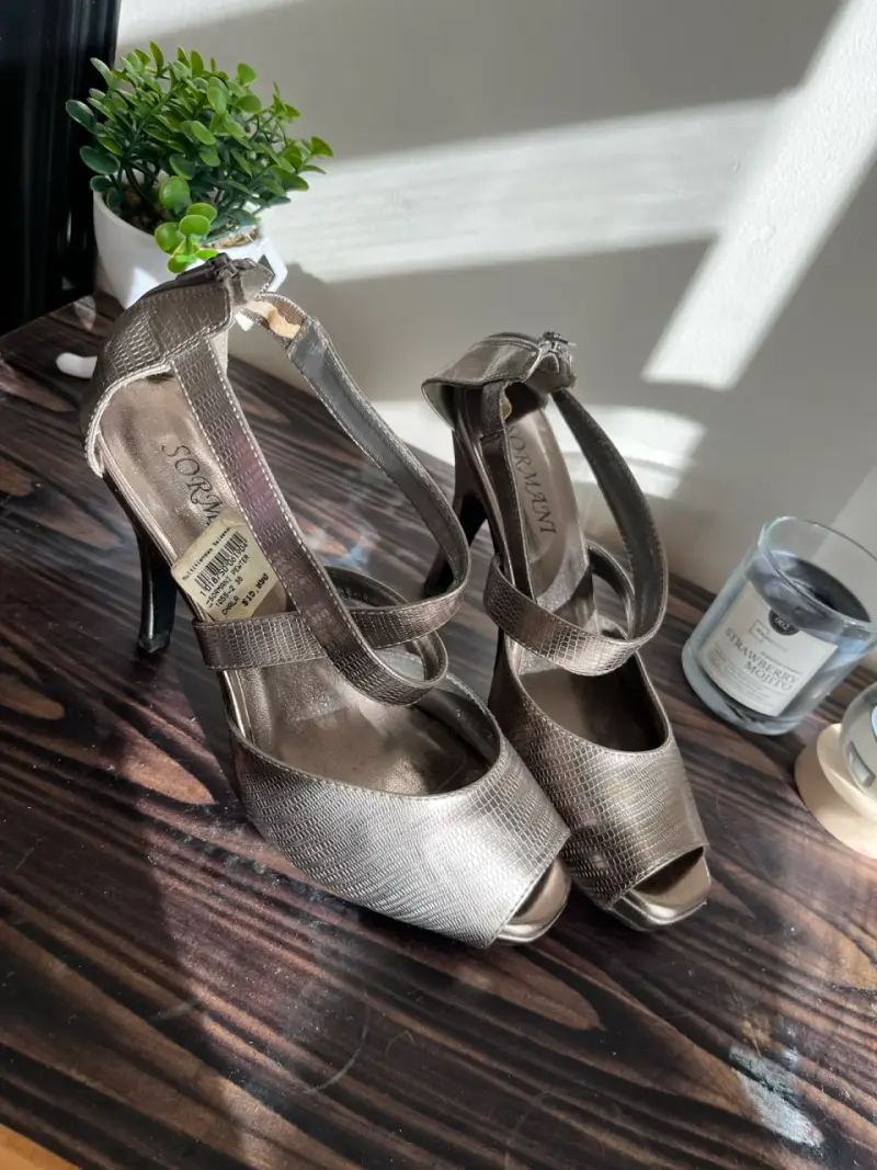 Tacones altos bronce con diseño elegante - 2