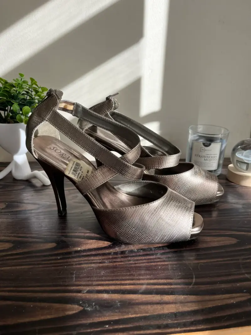 Tacones altos bronce con diseño elegante - 3