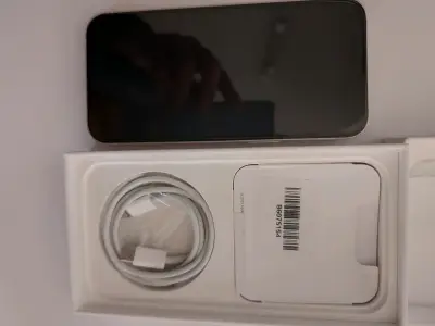 iPhone 13 casi nuevo en caja original - miniatura 2
