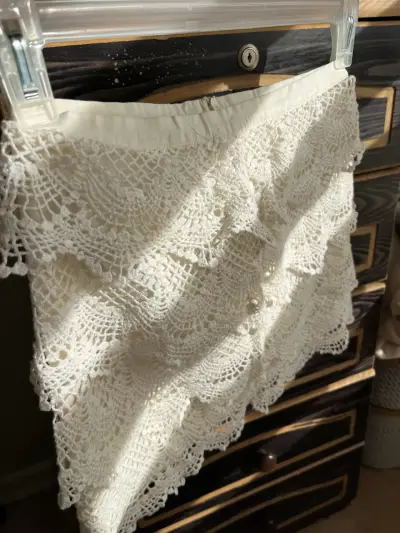 Falda de encaje blanco elegante - miniatura 1
