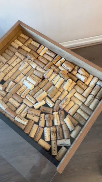 Mesa bar con botellero de madera - miniatura 3